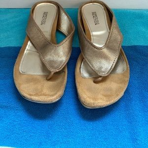 KENNETH COLE REACTION GOLD  METALLIC LEATHER THONG SANDLE 8.5M